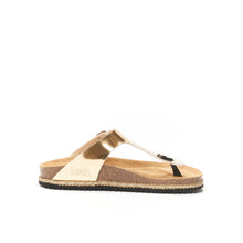 Carica l&#39;immagine nel visualizzatore di Gallery, Gold thong sandals BLANCA made with eco-leather
