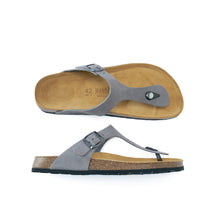 Carica l&#39;immagine nel visualizzatore di Gallery, Grey thong DAVID made with suede leather
