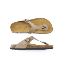 Carica l&#39;immagine nel visualizzatore di Gallery, Taupe thong DAVID made with suede leather
