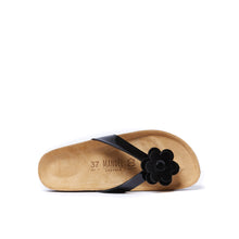Carica l&#39;immagine nel visualizzatore di Gallery, Black thong sandals LENE made with eco-leather
