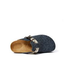 Load image into Gallery viewer, Grey sabot clogs NOE made with felt
