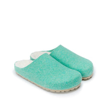 Carica l&#39;immagine nel visualizzatore di Gallery, Green sabot clogs ANGEL made with felt
