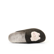 Carica l&#39;immagine nel visualizzatore di Gallery, Dark Brown sabot clogs ANGEL made with felt
