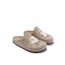 Carica l&#39;immagine nel visualizzatore di Gallery, Beige sabot clogs ANGEL made with felt
