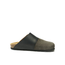 Charger l&#39;image dans la galerie, Grey sabot clogs DIA made with leather suede and oiled
