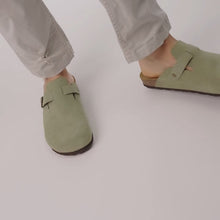 Charger et lire la vidéo dans la visionneuse de la Galerie, Rosemary sabot clogs NOE made with suede leather
